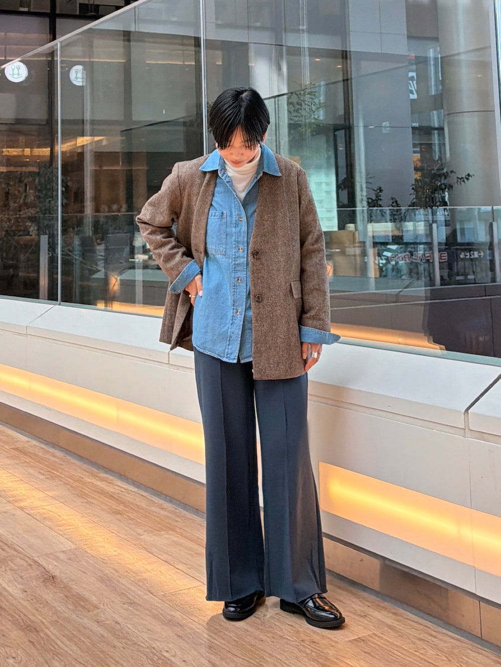 ブルー系のシャツ/ブラウス、ブラウン系のノーカラージャケット、ブルー系のその他パンツを着用したレディースの秋コーディネートの2枚目の写真