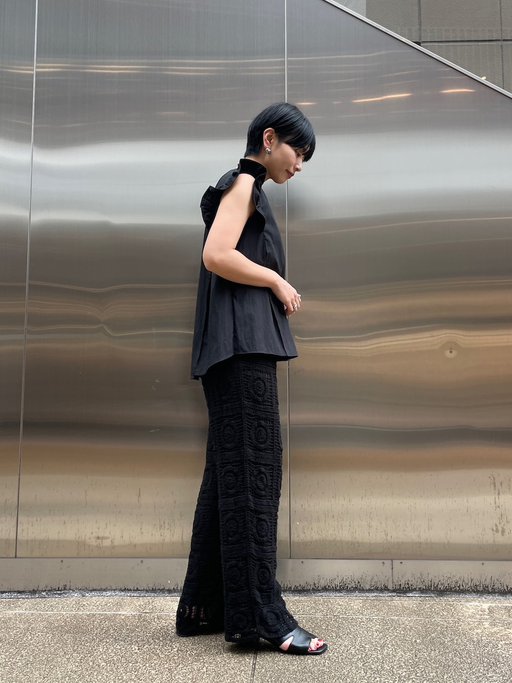 ブラック系のその他パンツ、ブラック系のサンダル、ブラック系のシャツ/ブラウスを着用したレディースの夏コーディネートの4枚目の写真
