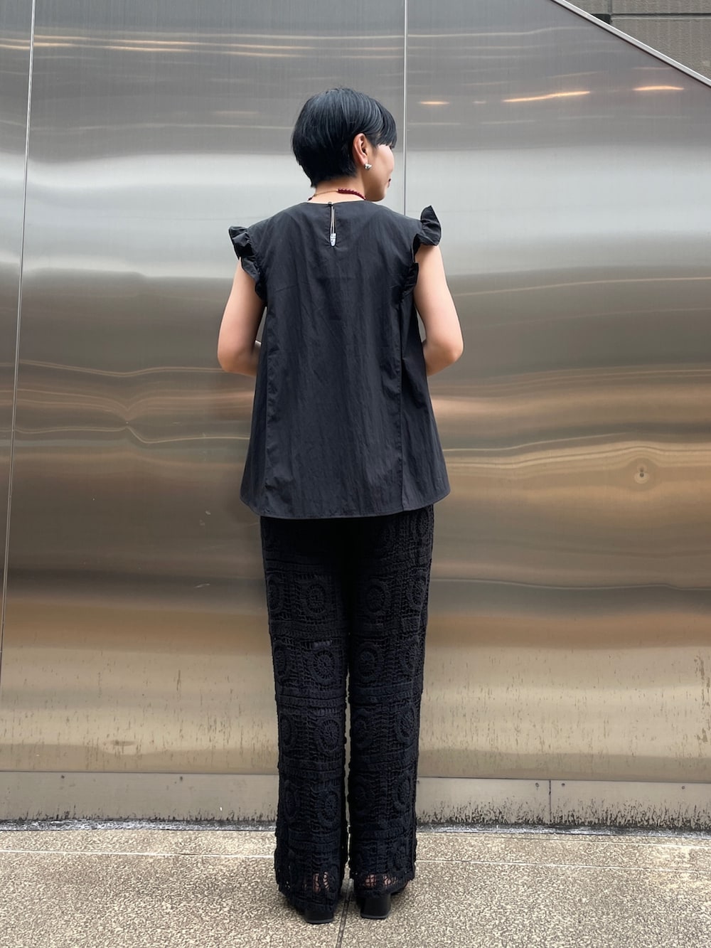 ブラック系のその他パンツ、ブラック系のサンダル、ブラック系のシャツ/ブラウスを着用したレディースの夏コーディネートの3枚目の写真
