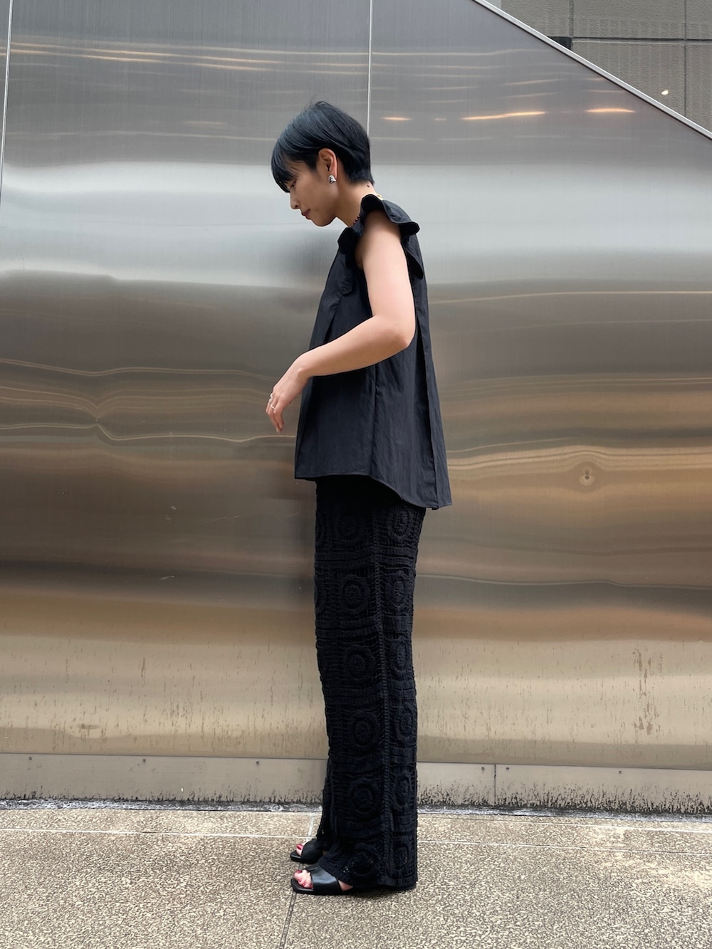 ブラック系のその他パンツ、ブラック系のサンダル、ブラック系のシャツ/ブラウスを着用したレディースの夏コーディネートの2枚目の写真