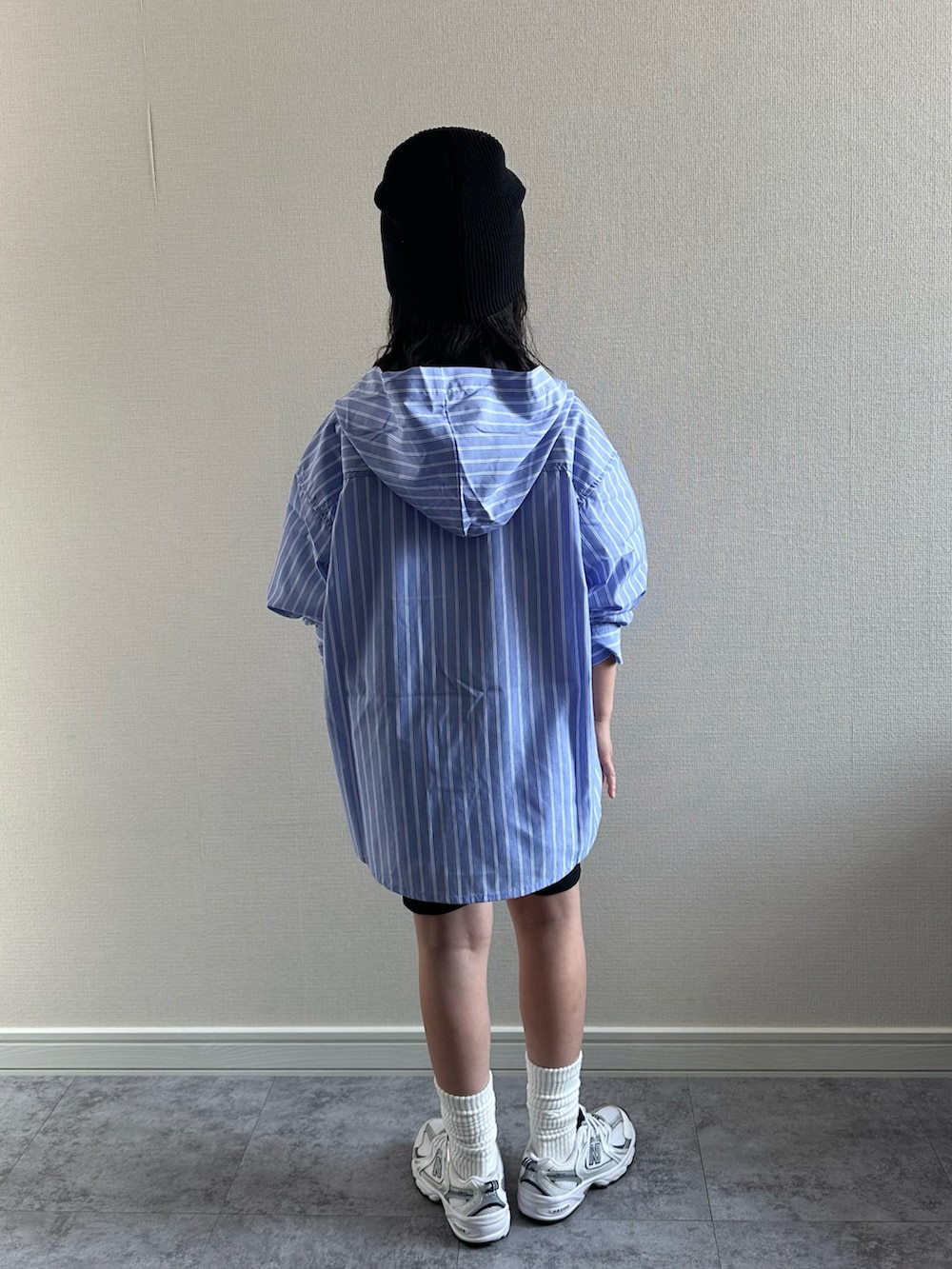 ホワイト系のTシャツ/カットソー、ブルー系のシャツ/ブラウス、ホワイト系のスニーカーを着用したキッズの春コーディネートの3枚目の写真
