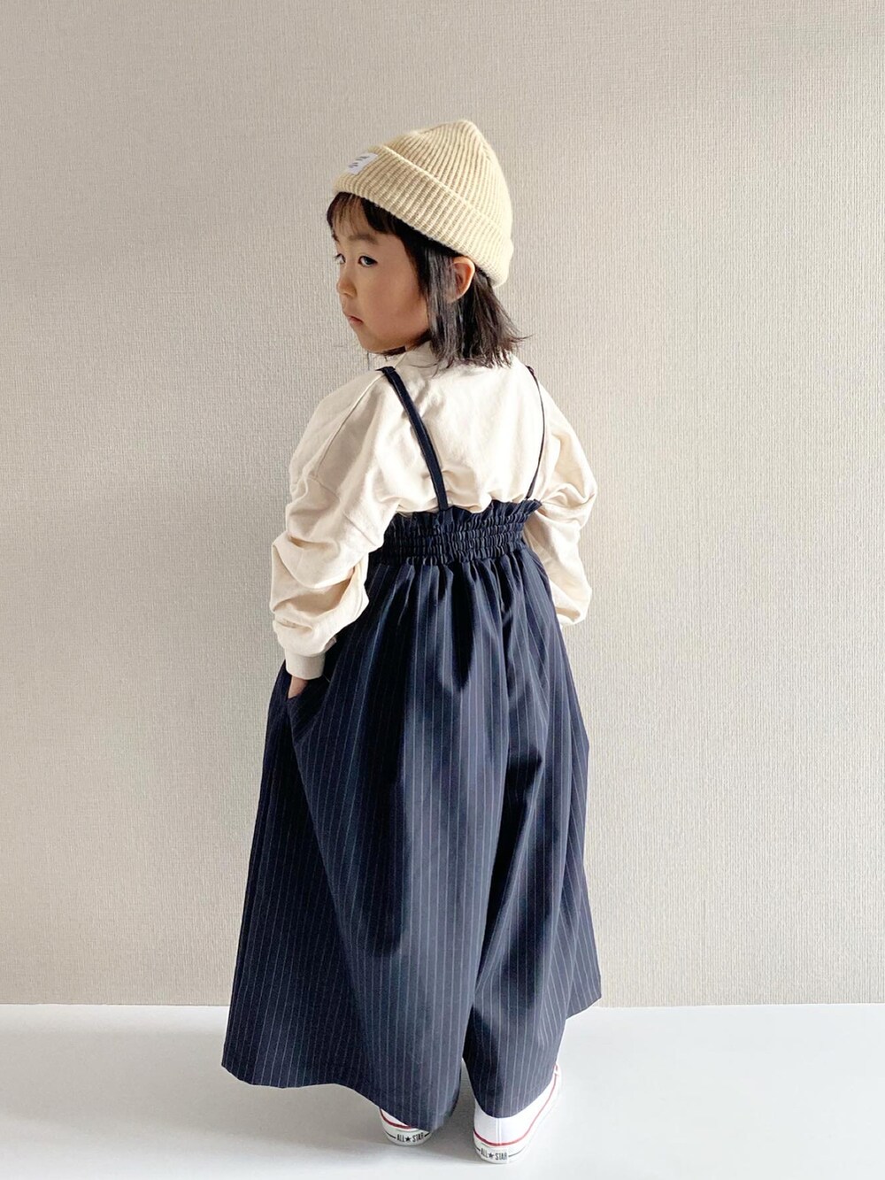 ブルー系のその他パンツ、グリーン系のダウンベスト、ホワイト系のスウェットを着用したキッズの秋コーディネートの4枚目の写真