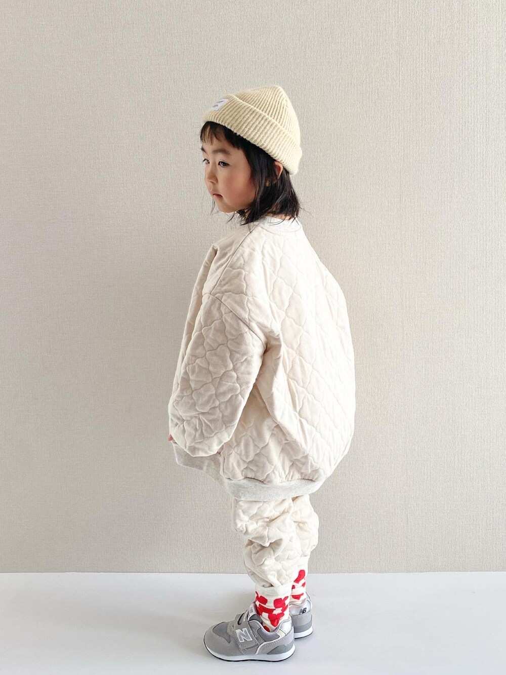 ホワイト系のスウェット、ホワイト系のその他パンツ、グレー系のスニーカーを着用したキッズの冬コーディネートの2枚目の写真
