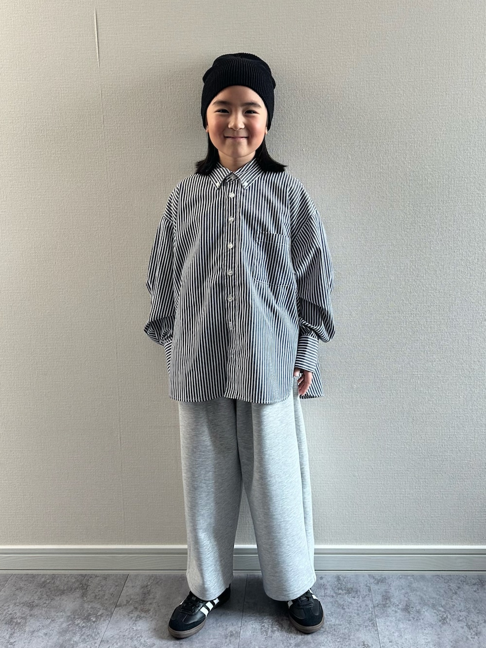 グレー系のスウェットパンツ、ブラック系のシャツ/ブラウス、ブラック系のスニーカーを着用したキッズの春コーディネートの5枚目の写真