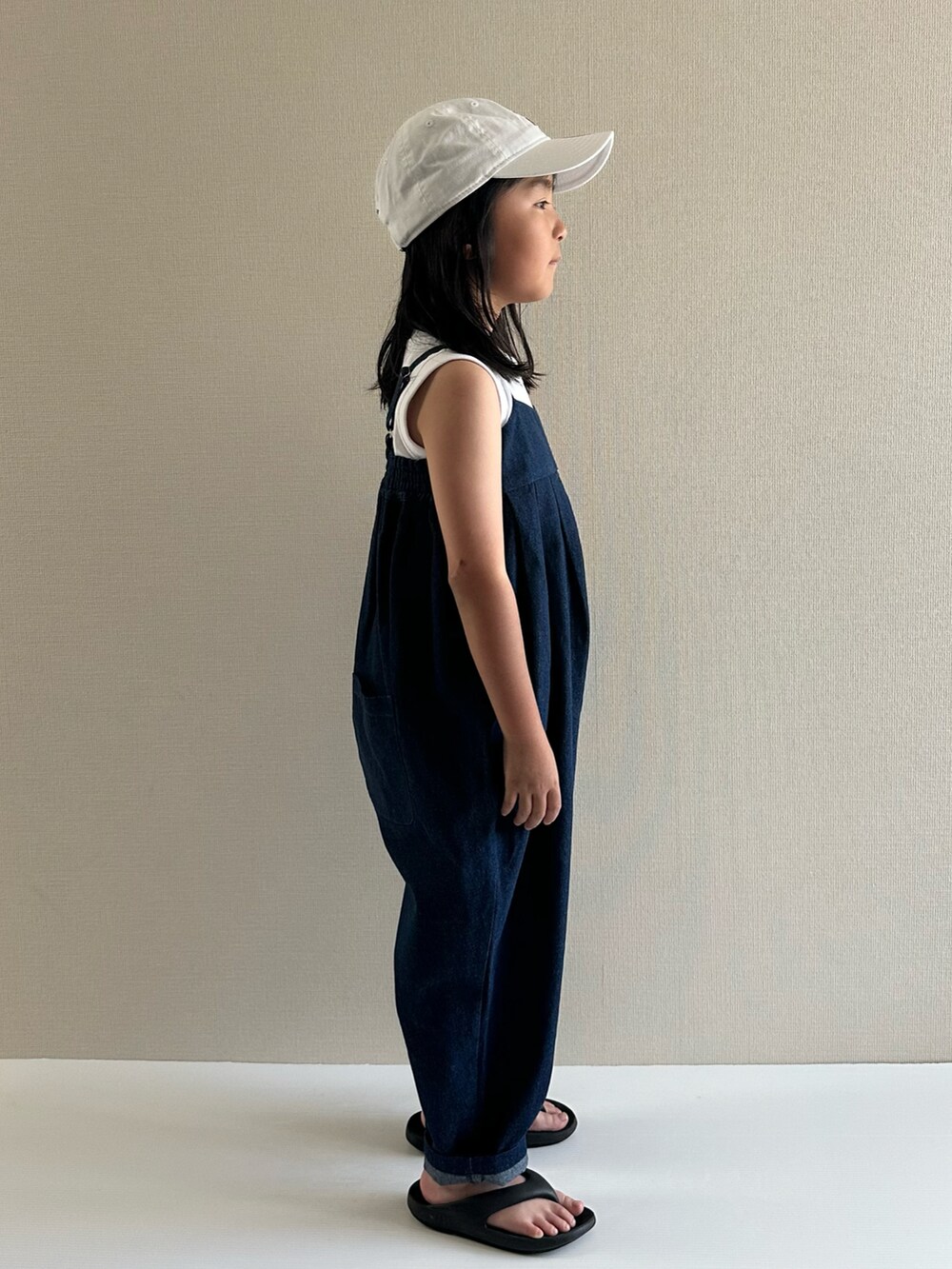 ホワイト系のタンクトップ、ブルー系のTシャツ/カットソー、ブラック系のサンダルを着用したキッズの夏コーディネートの4枚目の写真