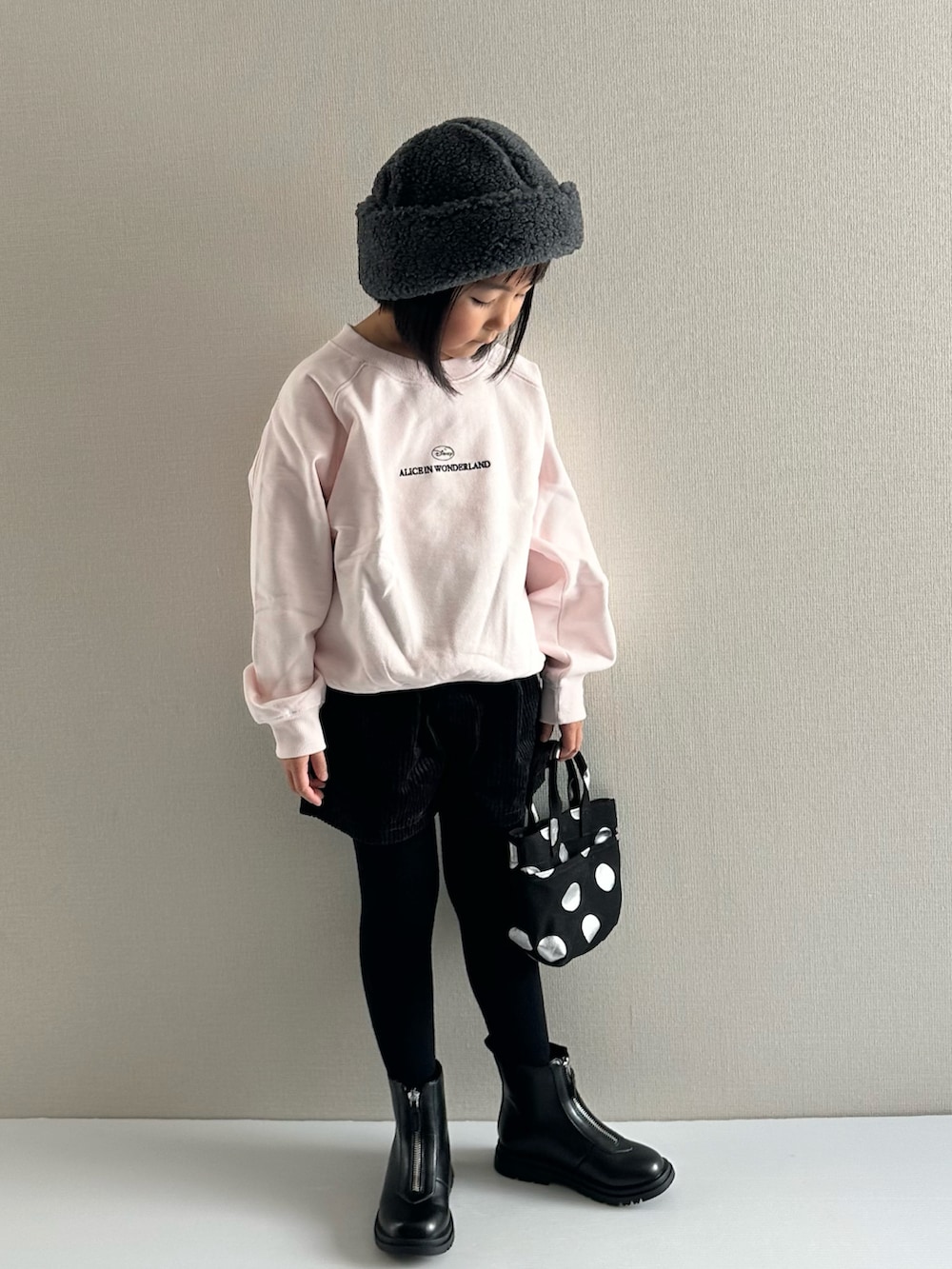 ピンク系のスウェット、ブラック系のその他パンツ、その他のショルダーバッグを着用したキッズの冬コーディネートの2枚目の写真