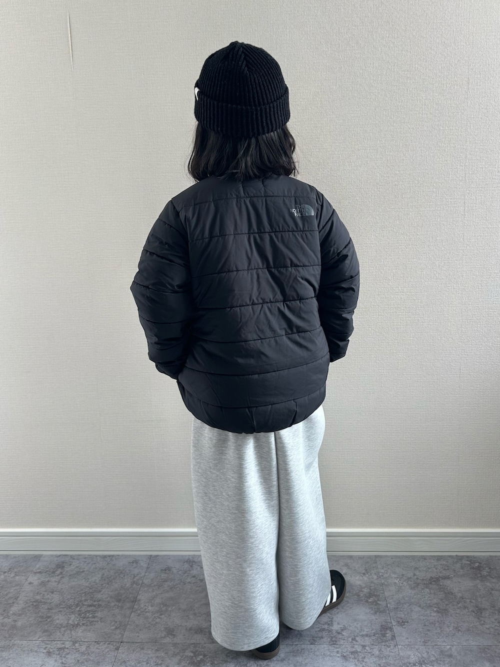 ブラック系のスニーカー、ホワイト系のTシャツ/カットソー、グレー系のスウェットパンツを着用したキッズの冬コーディネートの3枚目の写真