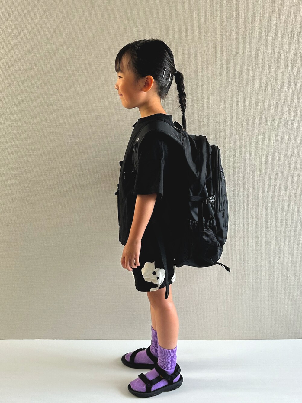 ブラック系のその他パンツ、ブラック系のTシャツ/カットソー、ブラック系のサンダルを着用したキッズの夏コーディネートの3枚目の写真