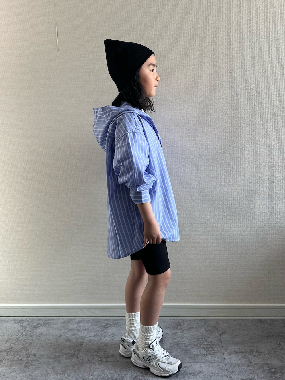 ホワイト系のTシャツ/カットソー、ブルー系のシャツ/ブラウス、ホワイト系のスニーカーを着用したキッズの春コーディネートの4枚目の写真