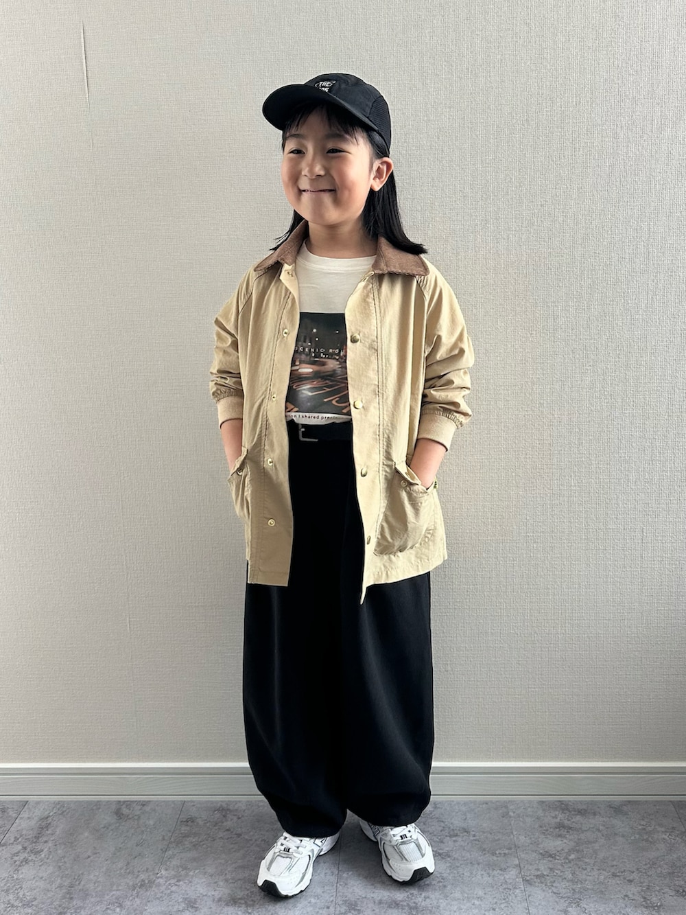 ベージュ系のTシャツ/カットソー、ベージュ系のナイロンジャケット、ブラック系のその他パンツを着用したキッズの春コーディネートの5枚目の写真