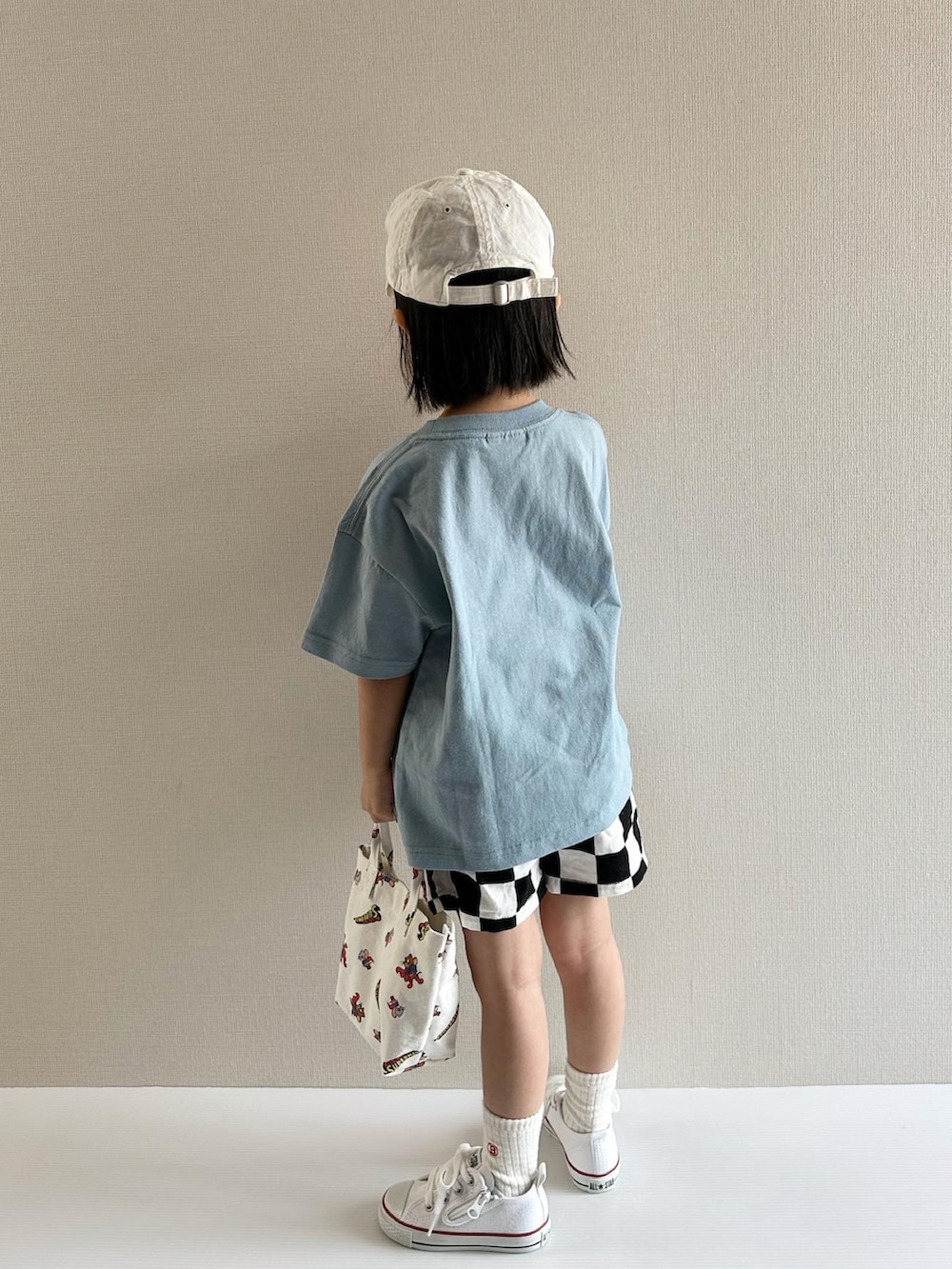 ブルー系のTシャツ/カットソー、その他のトートバッグ、ブルー系のカバーオールを着用したキッズの春コーディネートの4枚目の写真