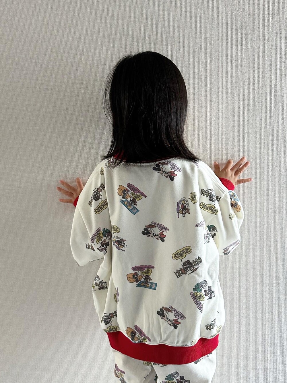 ホワイト系のスニーカー、その他のルームウェア/パジャマ、ホワイト系のソックス/靴下を着用したキッズの秋コーディネートの3枚目の写真