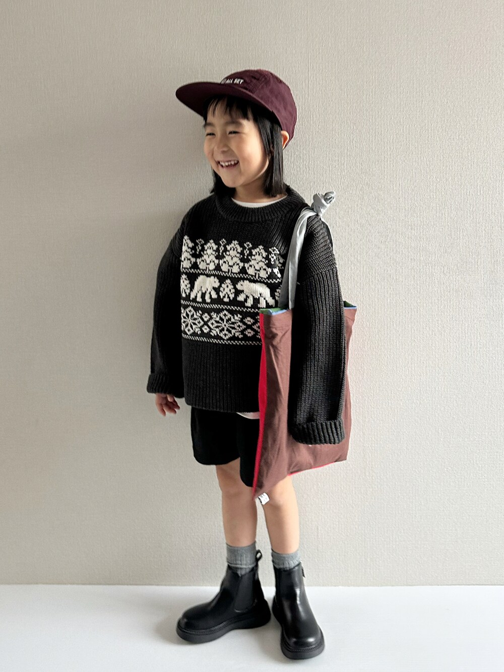 グレー系のニット/セーター、ブラック系のその他パンツ、ブラック系のブーツを着用したキッズの秋コーディネートの5枚目の写真