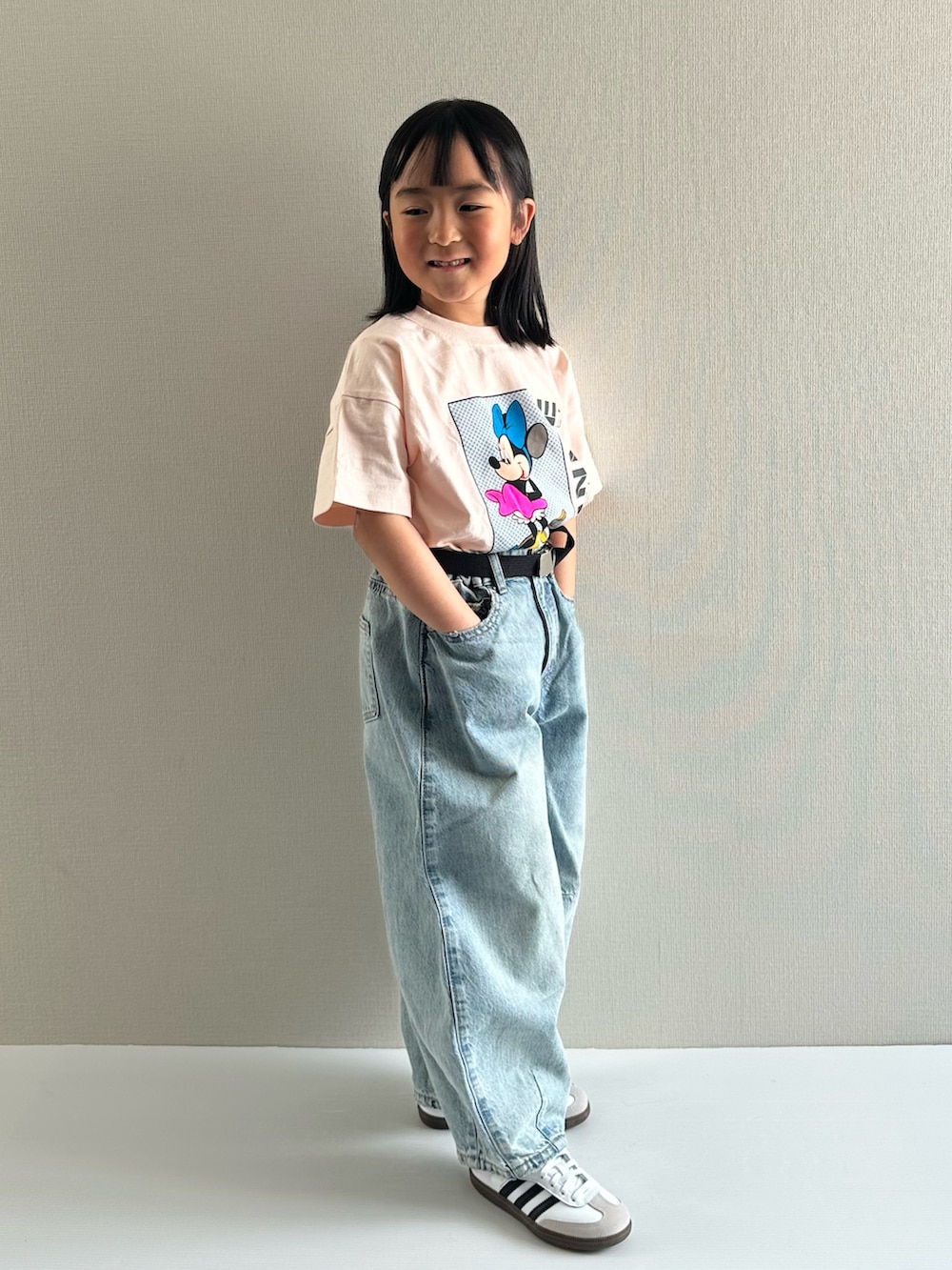 ピンク系のTシャツ/カットソー、ブルー系のデニムパンツ、ホワイト系のスニーカーを着用したキッズの春コーディネートの2枚目の写真