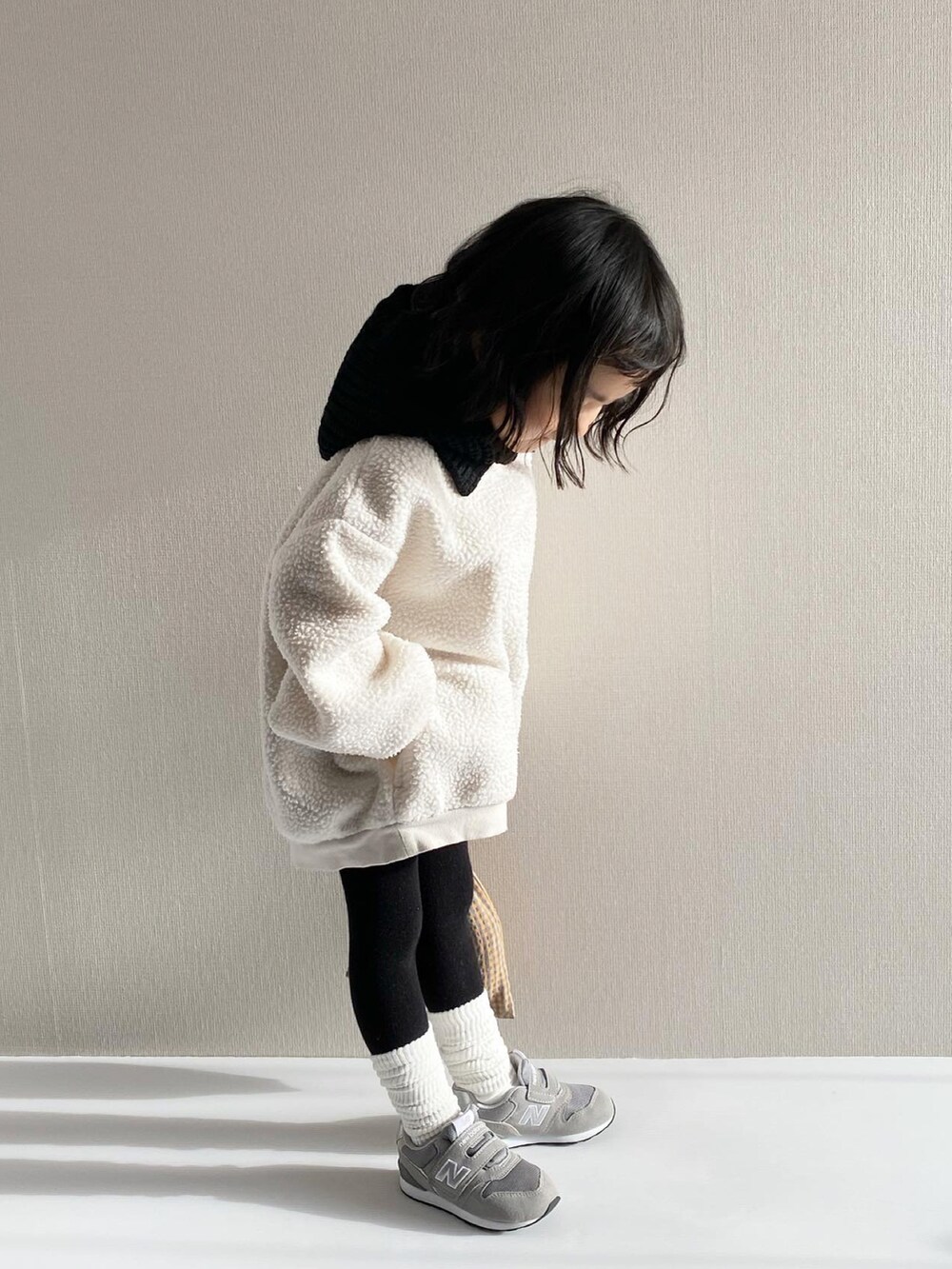 「バラクラバ、ローリーズファーム(LOWRYS FARM)、ローリーズファームキッズ、lowrysfarmkids、ボア、プルオーバー、ルーズソックス、韓国子供服、巾着バッグ、チェック、スニーカー、モノトーン、冬コーデ、カジュアルコーデ」｜「LOWRYS FARMのバラクラバ　165782（ネックウォーマー/スヌード、ブラック系）」を使った、y___aさん（キッズ・100cm）の冬コーディネートの4枚目の写真