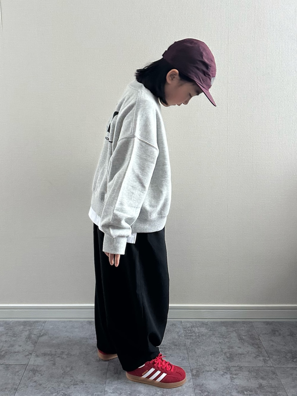 グレー系のスウェット、ブラック系のその他パンツ、ホワイト系のTシャツ/カットソーを着用したキッズの冬コーディネートの4枚目の写真