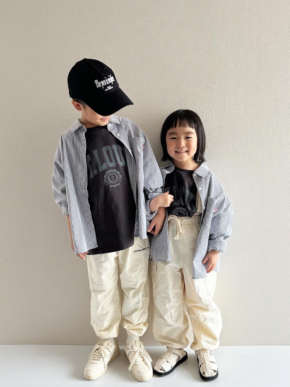 グレー系のTシャツ/カットソー、グレー系のTシャツ/カットソー、ブラック系のシャツ/ブラウスを着用したキッズの春コーディネートの5枚目の写真