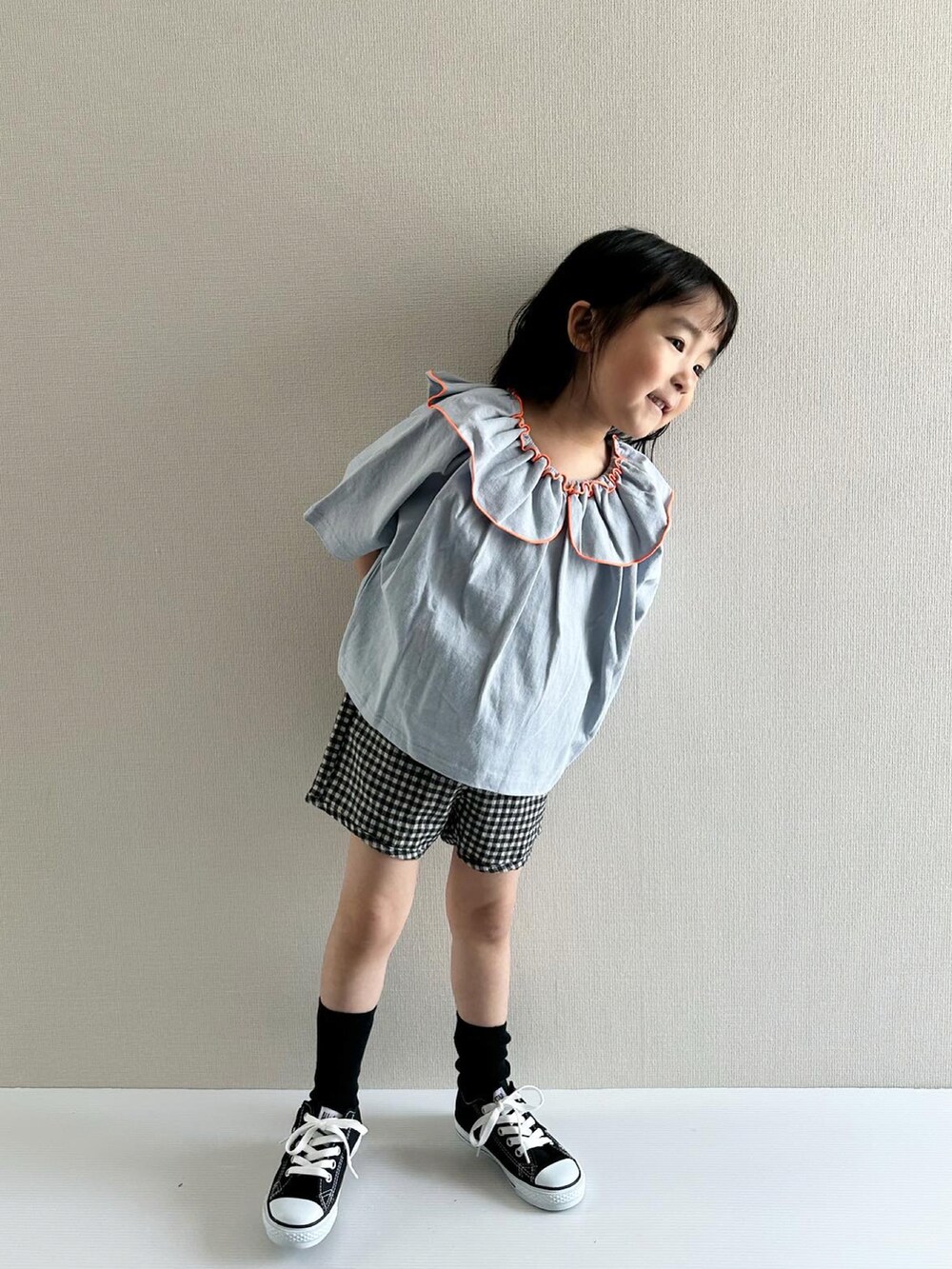 「春夏コーデ、ローリーズファーム(LOWRYS FARM)、lowrysfarmkids、韓国子供服、モード、ビッグカラー、カジュアルコーデ、チェック、スニーカー、コンバース、夏コーデ、シンプルコーデ、休日スタイル」｜「LOWRYS FARMのメローハイショク２ＷＡＹプルオーバー　904508（Tシャツ/カットソー、ブルー系）」を使った、y___aさん（キッズ・100cm）の春コーディネートの3枚目の写真