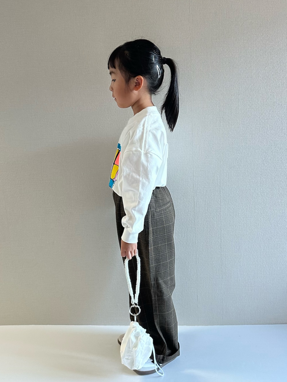 「チェック、秋っぽコーデ更新中、お出かけコーデ、古着MIX、ロンT、ロゴT、ワイドパンツ、巾着バッグ、スニーカー、シンプル、カジュアルコーデ、休日スタイル、ストリート、秋服準備はじめました、ブラウン」｜「LOWRYS FARMのプリントＢＩＧTシャツロングスリーブ　 142528（Tシャツ/カットソー、ホワイト系）」を使った、y___aさん（キッズ・110cm）の秋コーディネートの4枚目の写真
