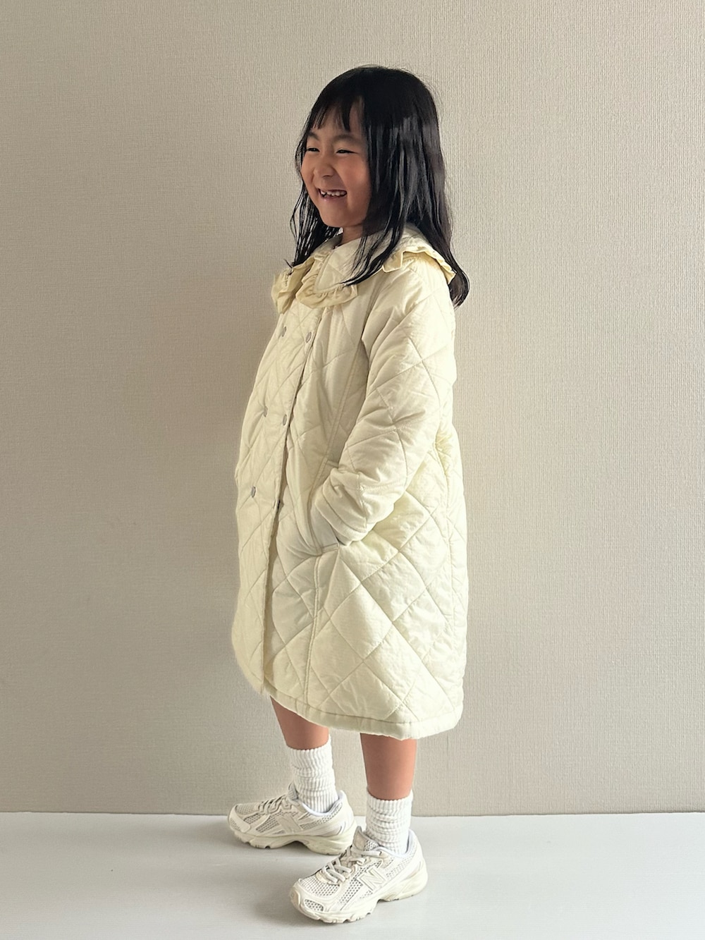 ホワイト系のダウンジャケット/コート、ブルー系のデニムスカート、ピンク系のTシャツ/カットソーを着用したキッズの秋コーディネートの2枚目の写真