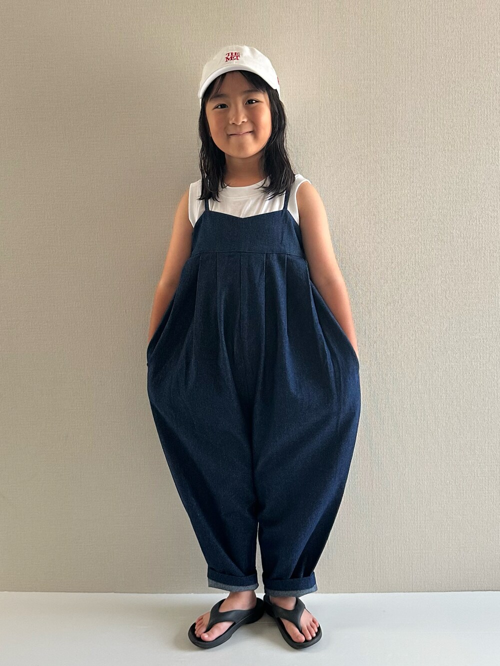 ホワイト系のタンクトップ、ブルー系のTシャツ/カットソー、ブラック系のサンダルを着用したキッズの夏コーディネートの5枚目の写真