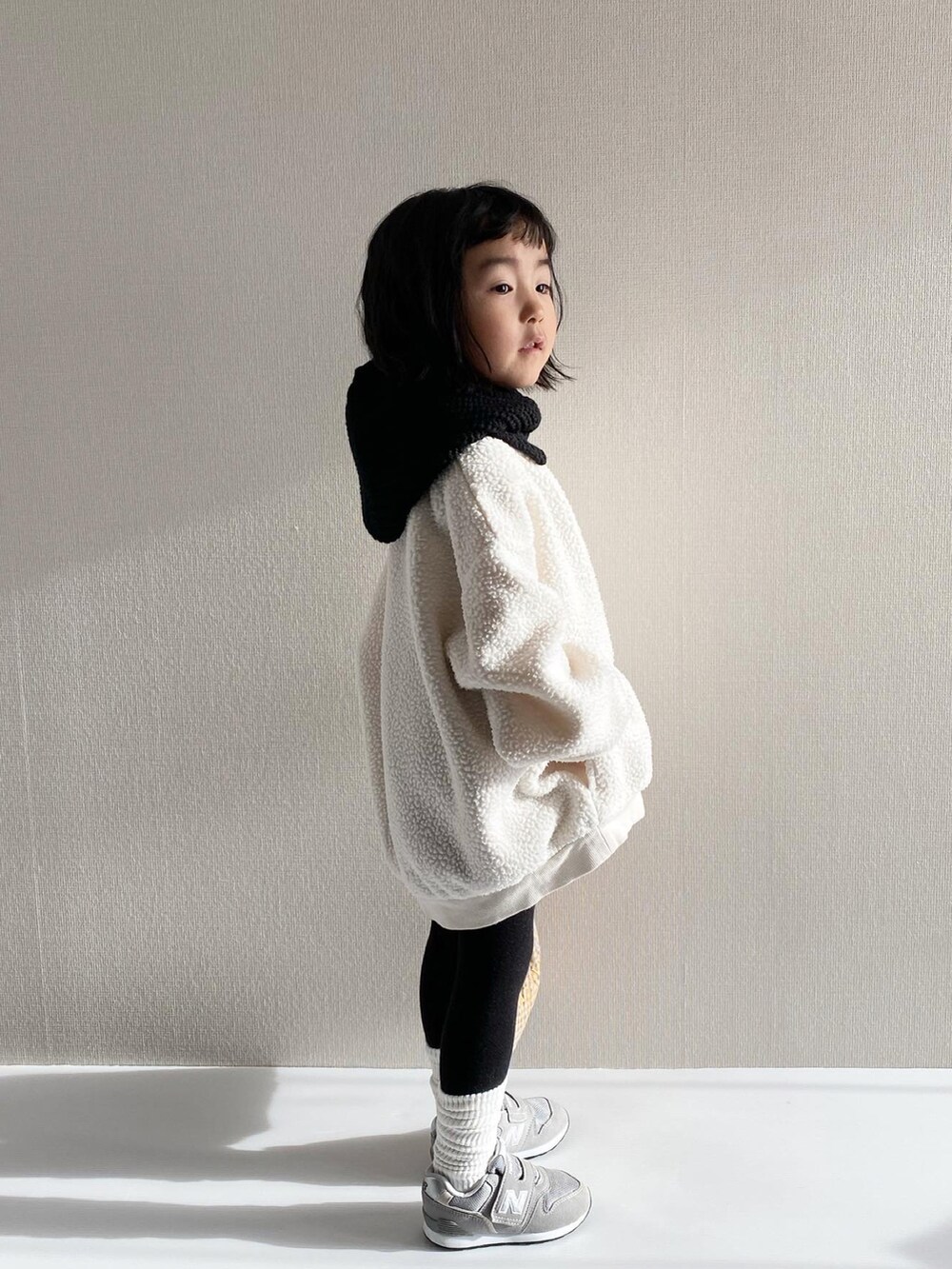 「バラクラバ、ローリーズファーム(LOWRYS FARM)、ローリーズファームキッズ、lowrysfarmkids、ボア、プルオーバー、ルーズソックス、韓国子供服、巾着バッグ、チェック、スニーカー、モノトーン、冬コーデ、カジュアルコーデ」｜「LOWRYS FARMのバラクラバ　165782（ネックウォーマー/スヌード、ブラック系）」を使った、y___aさん（キッズ・100cm）の冬コーディネートの2枚目の写真