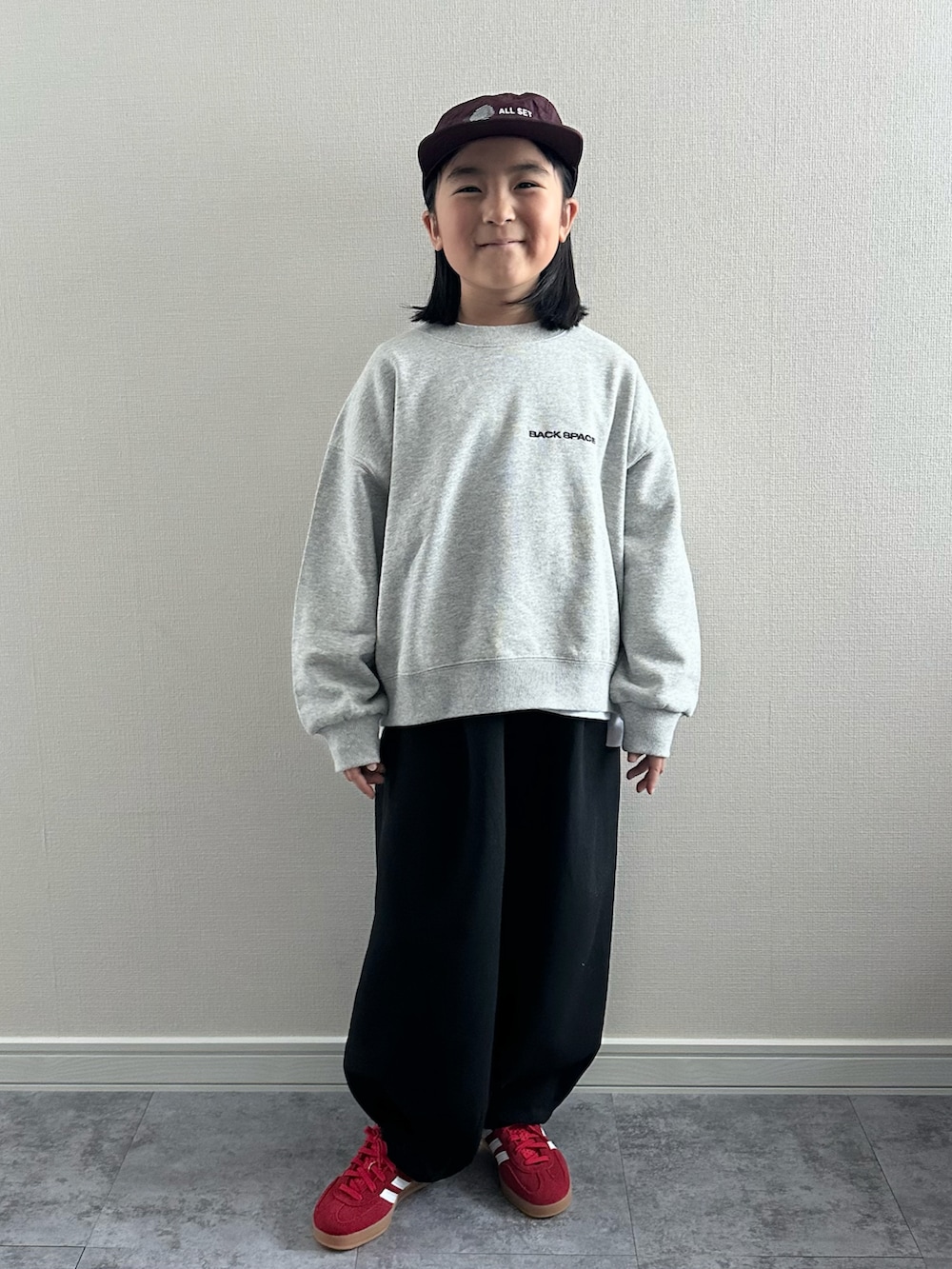 グレー系のスウェット、ブラック系のその他パンツ、ホワイト系のTシャツ/カットソーを着用したキッズの冬コーディネートの5枚目の写真