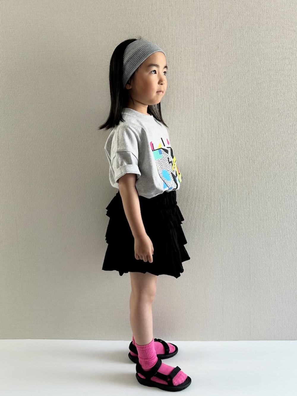 「夏コーデ、プチプラ、ロゴT、スカート、フリル、スボーツサンダル、サンダル、古着MIX、スポーツミックス、休日スタイル、カジュアルコーデ、モノトーン、夏だ！Tシャツ着よう！」｜「LOWRYS FARMのＭＴＶＢＩＧＴＥＥ　 122011（Tシャツ/カットソー、グレー系）」を使った、y___aさん（キッズ・110cm）の夏コーディネートの2枚目の写真