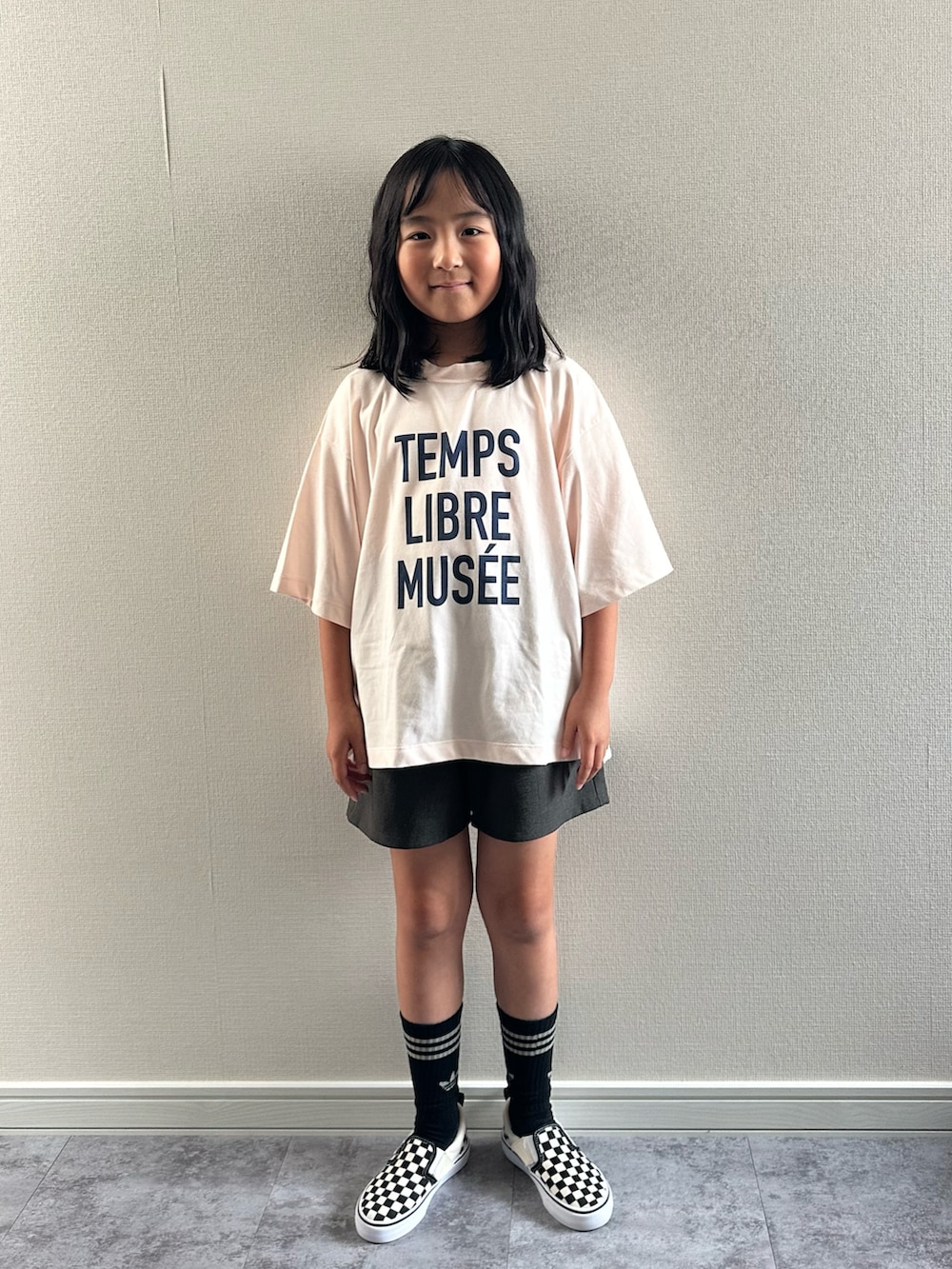 ピンク系のTシャツ/カットソー、グレー系のその他パンツ、ブラック系のスニーカーを着用したキッズの夏コーディネートの5枚目の写真