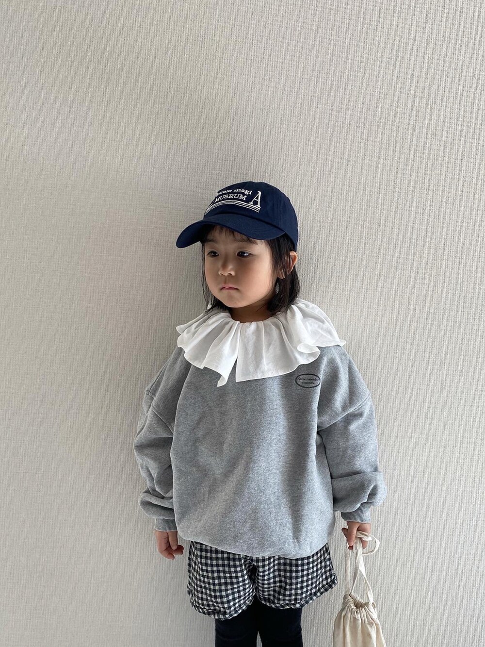 ホワイト系のTシャツ/カットソー、グレー系のスウェット、ブラック系のパンツを着用したキッズの春コーディネートの3枚目の写真