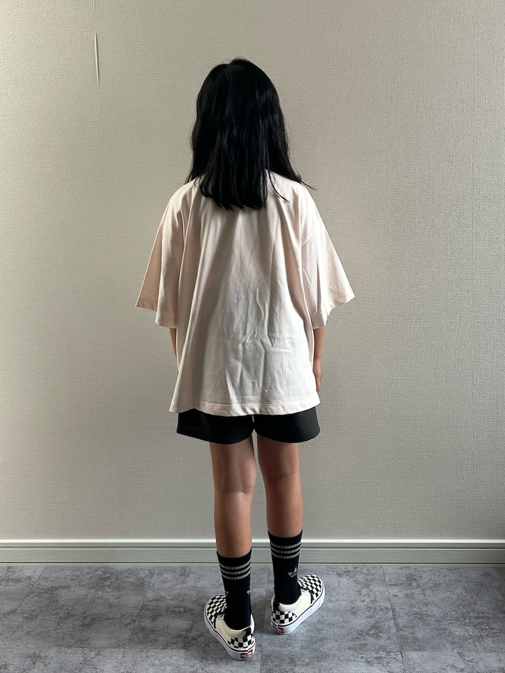 ピンク系のTシャツ/カットソー、グレー系のその他パンツ、ブラック系のスニーカーを着用したキッズの夏コーディネートの3枚目の写真