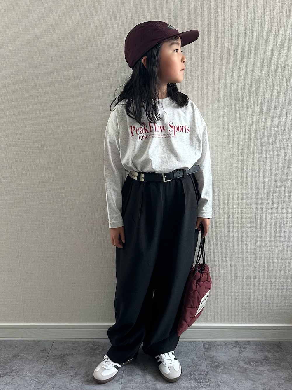 グレー系のTシャツ/カットソー、ブラック系のその他パンツ、レッド系のショルダーバッグを着用したキッズの秋コーディネートの5枚目の写真