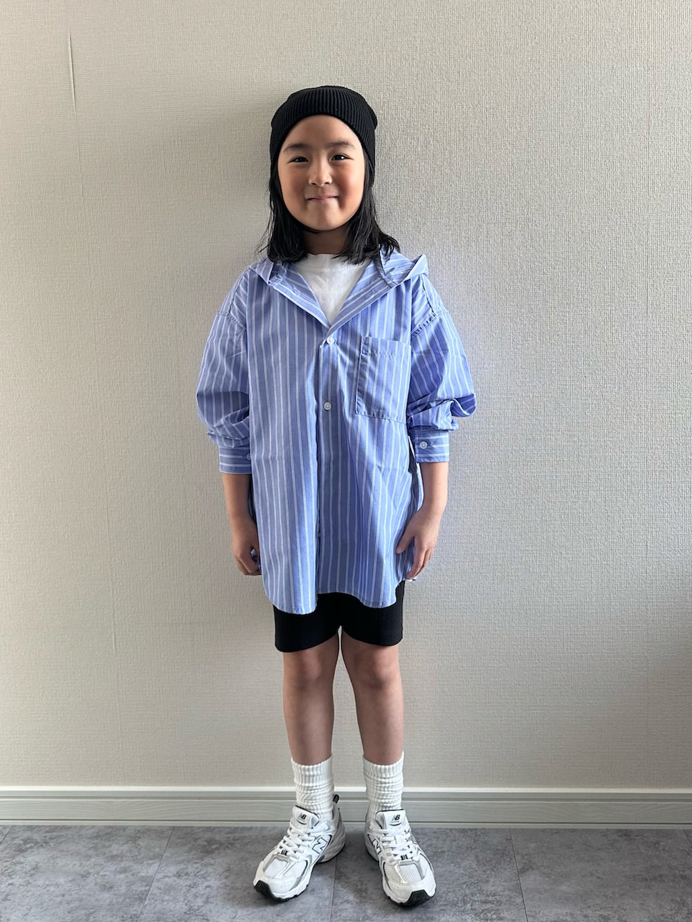 ホワイト系のTシャツ/カットソー、ブルー系のシャツ/ブラウス、ホワイト系のスニーカーを着用したキッズの春コーディネートの5枚目の写真