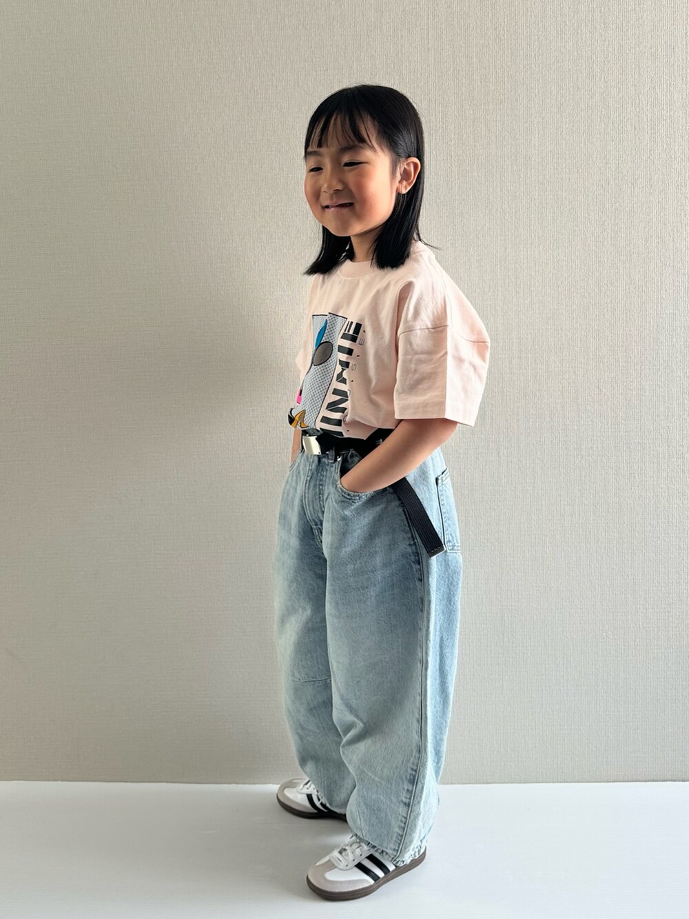 ピンク系のTシャツ/カットソー、ブルー系のデニムパンツ、ホワイト系のスニーカーを着用したキッズの春コーディネートの4枚目の写真