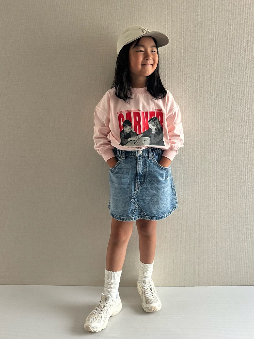 ホワイト系のダウンジャケット/コート、ブルー系のデニムスカート、ピンク系のTシャツ/カットソーを着用したキッズの秋コーディネートの5枚目の写真