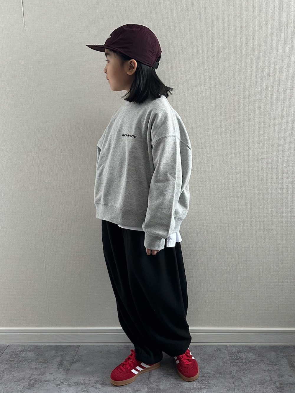 グレー系のスウェット、ブラック系のその他パンツ、ホワイト系のTシャツ/カットソーを着用したキッズの冬コーディネートの2枚目の写真