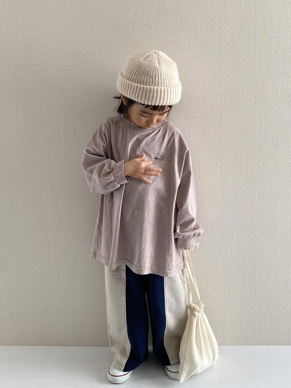 パープル系のTシャツ/カットソー、ブルー系のパンツ、ホワイト系のスニーカーを着用したキッズの冬コーディネートの5枚目の写真