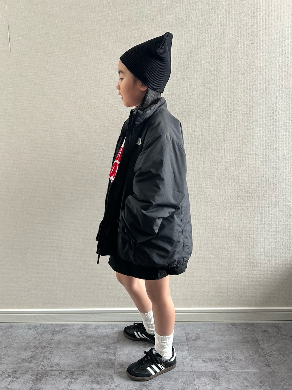 ブラック系のブルゾン、ブラック系のスカート、ピンク系のTシャツ/カットソーを着用したキッズの春コーディネートの2枚目の写真