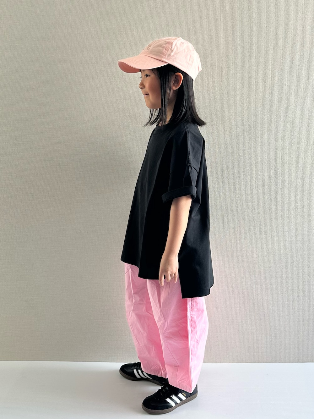 「古着MIX、休日スタイル、春コーデ、カジュアルコーデ、キャップ、Tシャツ、ワイドパンツ、スニーカー、春カラー、お出かけコーデ、スポーツミックス」｜「LOWRYS FARMのＵＳＡチュニックＴ　 290075（Tシャツ/カットソー、ブラック系）」を使った、y___aさん（キッズ・110cm）の春コーディネートの2枚目の写真