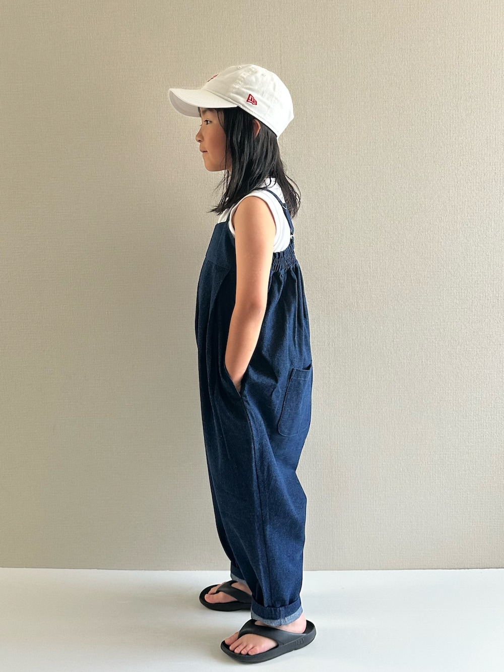 ホワイト系のタンクトップ、ブルー系のTシャツ/カットソー、ブラック系のサンダルを着用したキッズの夏コーディネートの2枚目の写真