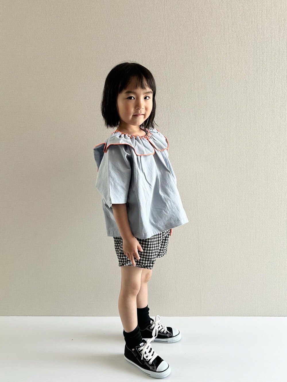 「春夏コーデ、ローリーズファーム(LOWRYS FARM)、lowrysfarmkids、韓国子供服、モード、ビッグカラー、カジュアルコーデ、チェック、スニーカー、コンバース、夏コーデ、シンプルコーデ、休日スタイル」｜「LOWRYS FARMのメローハイショク２ＷＡＹプルオーバー　904508（Tシャツ/カットソー、ブルー系）」を使った、y___aさん（キッズ・100cm）の春コーディネートの4枚目の写真