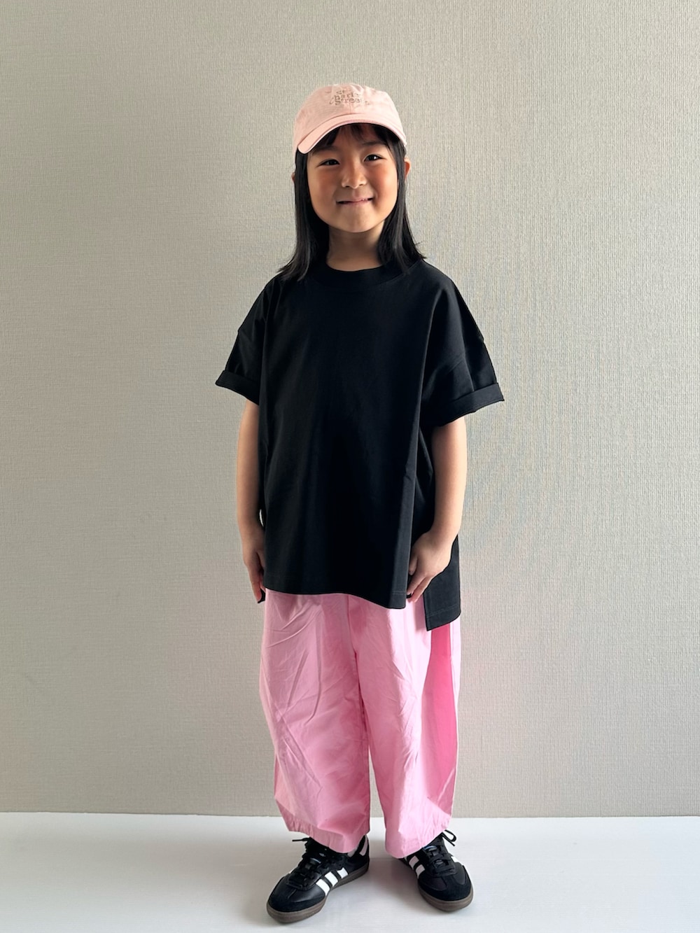 「古着MIX、休日スタイル、春コーデ、カジュアルコーデ、キャップ、Tシャツ、ワイドパンツ、スニーカー、春カラー、お出かけコーデ、スポーツミックス」｜「LOWRYS FARMのＵＳＡチュニックＴ　 290075（Tシャツ/カットソー、ブラック系）」を使った、y___aさん（キッズ・110cm）の春コーディネートの5枚目の写真
