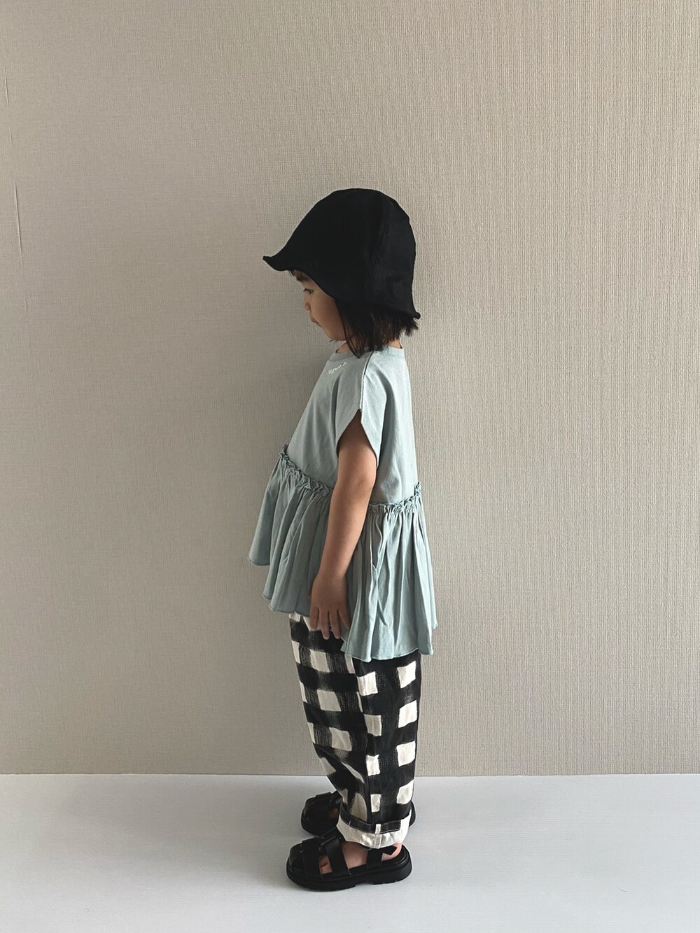 ブルー系のTシャツ/カットソー、ブラック系のその他パンツ、ブラック系のサンダルを着用したキッズの春コーディネートの2枚目の写真