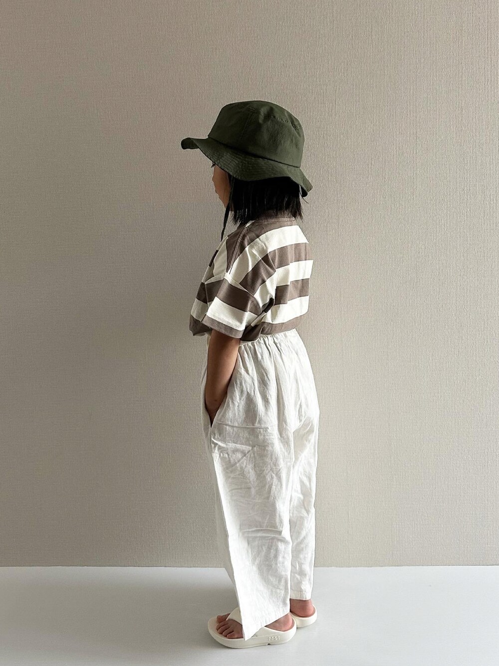 ブラウン系のTシャツ/カットソー、ホワイト系のパンツ、ホワイト系のサンダルを着用したキッズの夏コーディネートの3枚目の写真