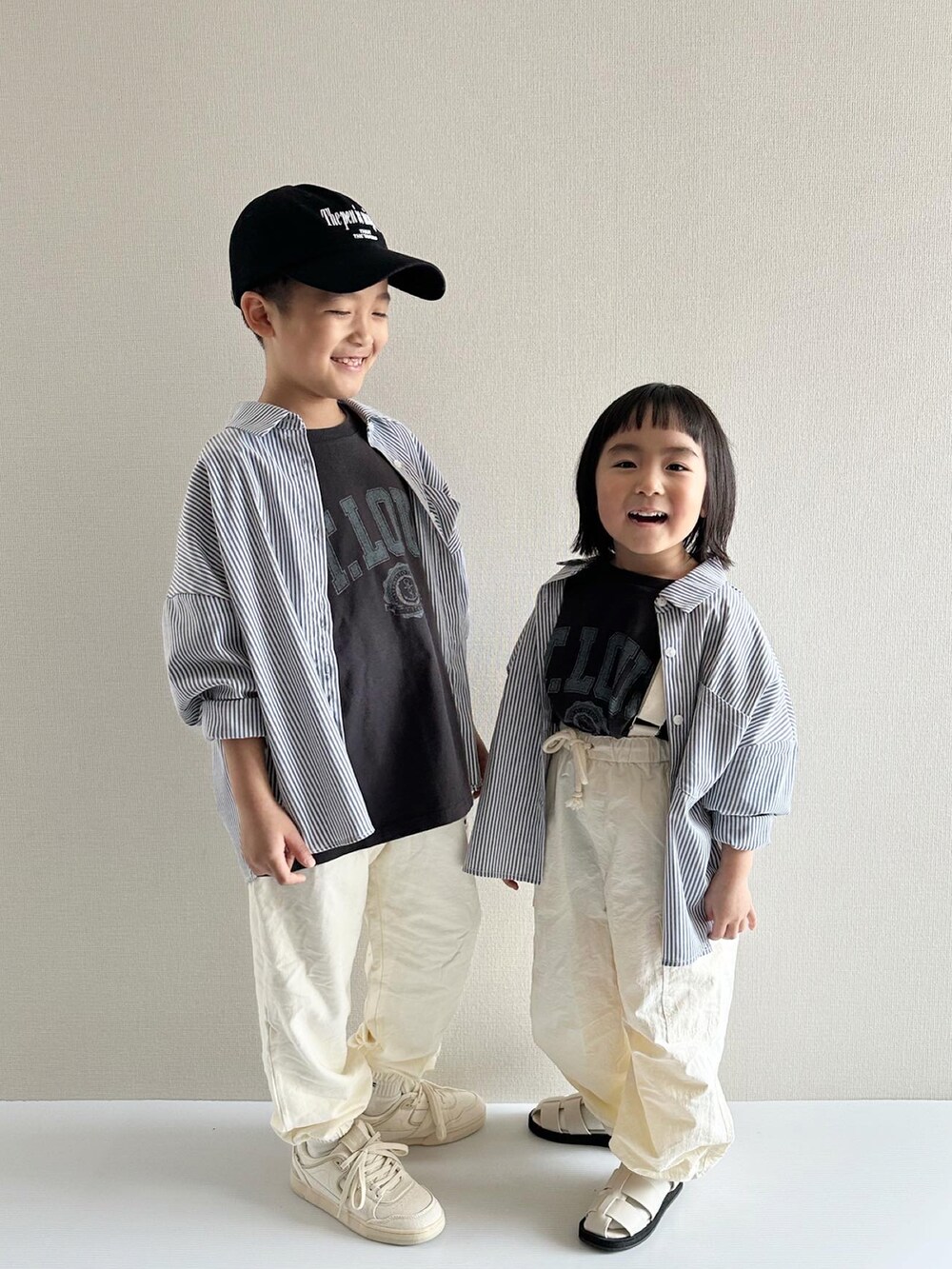 グレー系のTシャツ/カットソー、グレー系のTシャツ/カットソー、ブラック系のシャツ/ブラウスを着用したキッズの春コーディネートの3枚目の写真