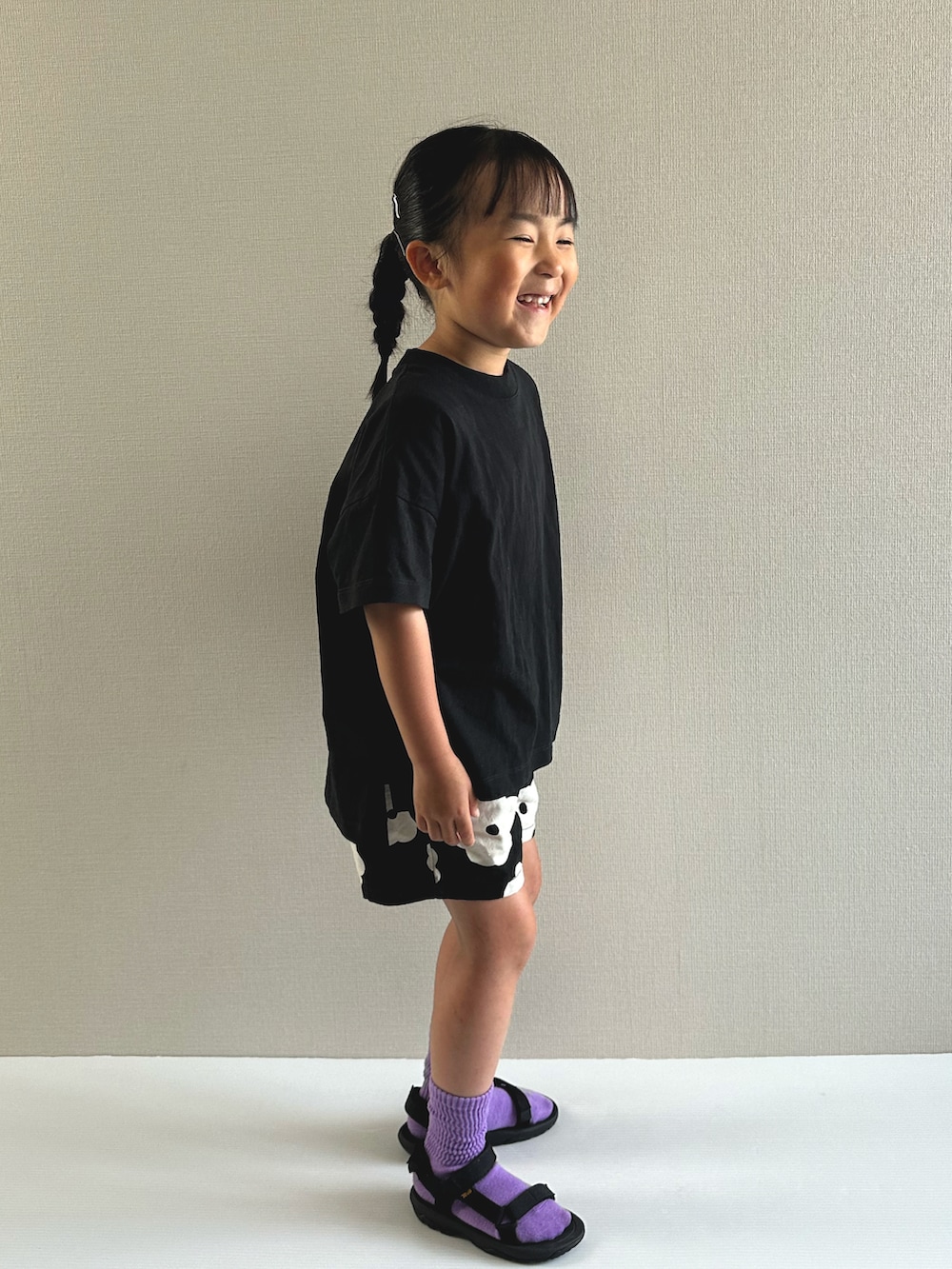 ブラック系のその他パンツ、ブラック系のTシャツ/カットソー、ブラック系のサンダルを着用したキッズの夏コーディネートの4枚目の写真