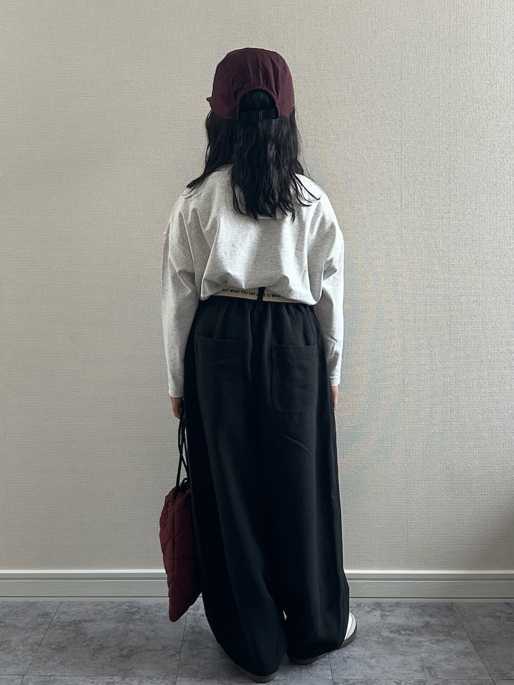 グレー系のTシャツ/カットソー、ブラック系のその他パンツ、レッド系のショルダーバッグを着用したキッズの秋コーディネートの3枚目の写真
