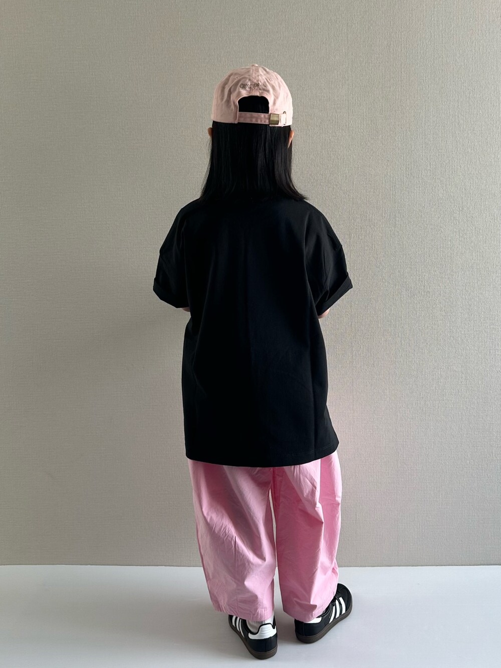 「古着MIX、休日スタイル、春コーデ、カジュアルコーデ、キャップ、Tシャツ、ワイドパンツ、スニーカー、春カラー、お出かけコーデ、スポーツミックス」｜「LOWRYS FARMのＵＳＡチュニックＴ　 290075（Tシャツ/カットソー、ブラック系）」を使った、y___aさん（キッズ・110cm）の春コーディネートの3枚目の写真