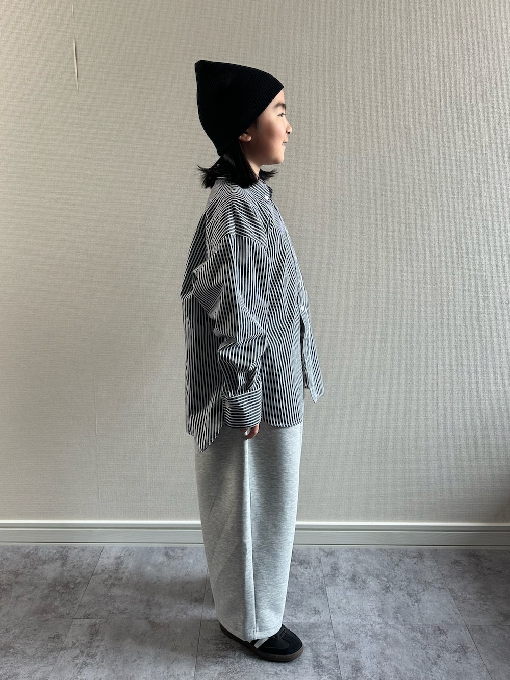 グレー系のスウェットパンツ、ブラック系のシャツ/ブラウス、ブラック系のスニーカーを着用したキッズの春コーディネートの4枚目の写真