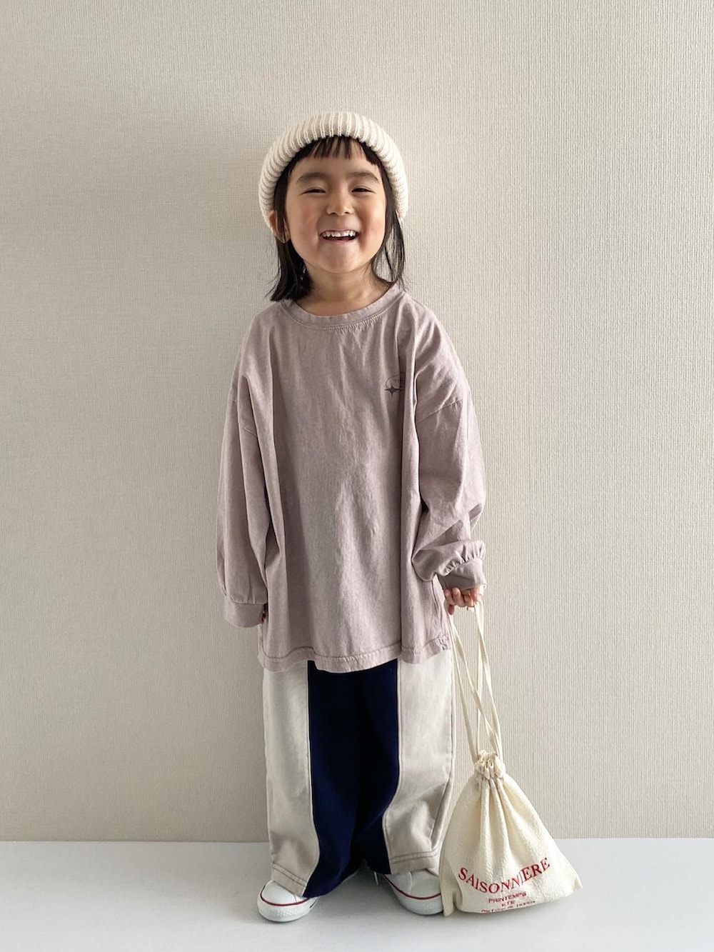 パープル系のTシャツ/カットソー、ブルー系のパンツ、ホワイト系のスニーカーを着用したキッズの冬コーディネートの2枚目の写真